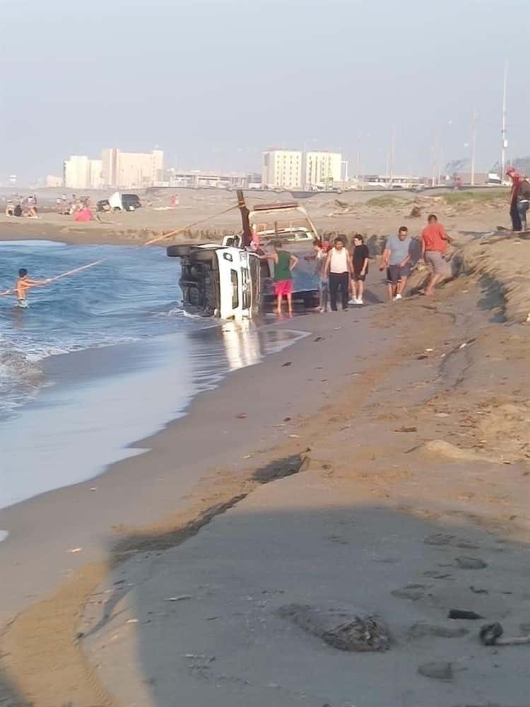 Llaman a no meterse con auto a playa de Coatzacoalcos