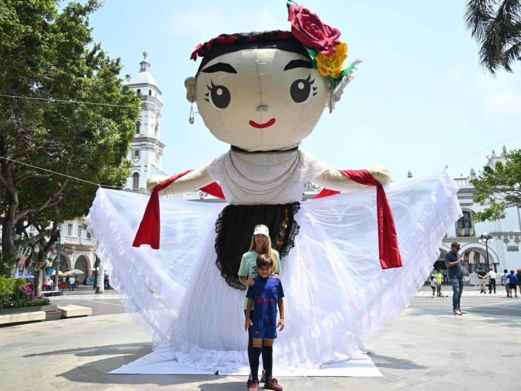 Veracruzanos eligen nombre de muñeca jarocha gigante instala en el Zócalo del Puerto