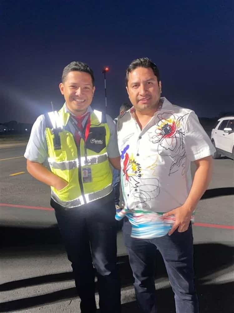 ¡Lo espera un lleno total! aterriza Julión Álvarez en el Aeropuerto de Minatitlán (+Video)