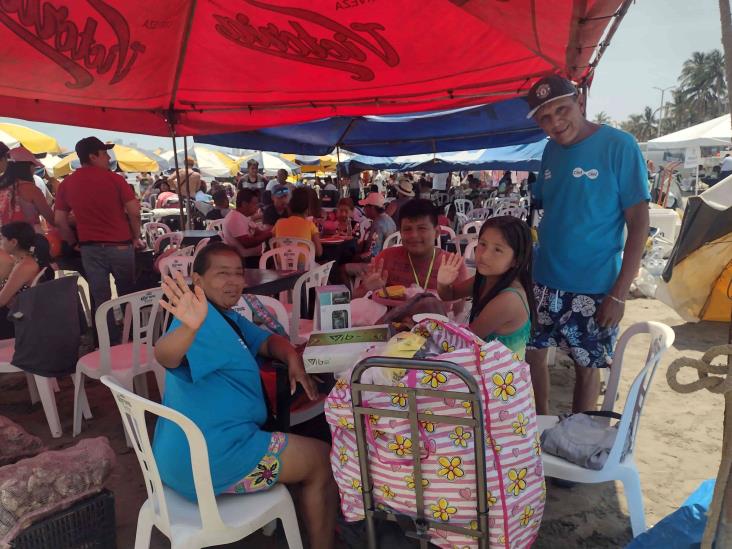 Vendedor en semáforos de CDMX hizo de todo para vacacionar en Veracruz