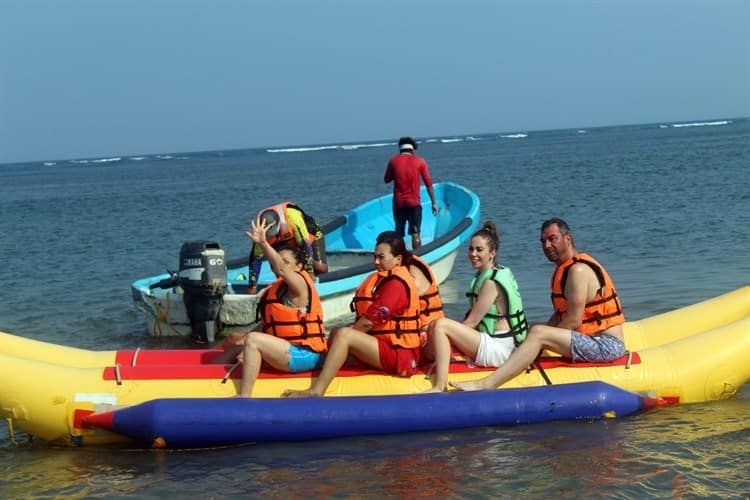 Bañistas gozan del mar azul en Veracruz