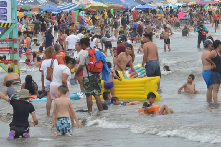 Turistas abarrotan playa Villa del Mar y Aquarium en domingo de pascua