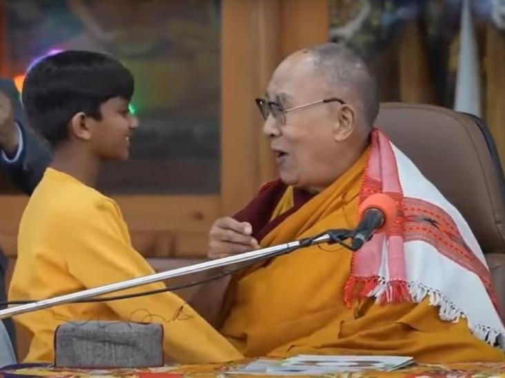 Dalai Lama besa y pide a niño que chupe su lengua (+Video)