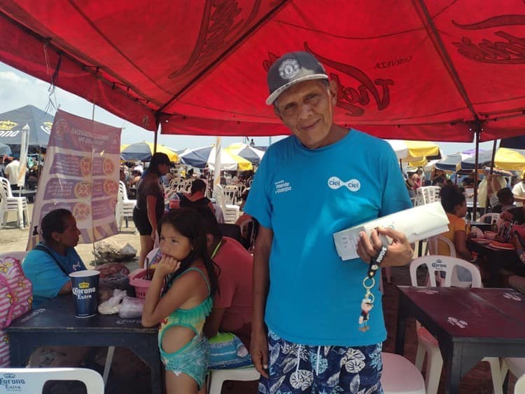 Vendedor en semáforos de CDMX hizo de todo para vacacionar en Veracruz