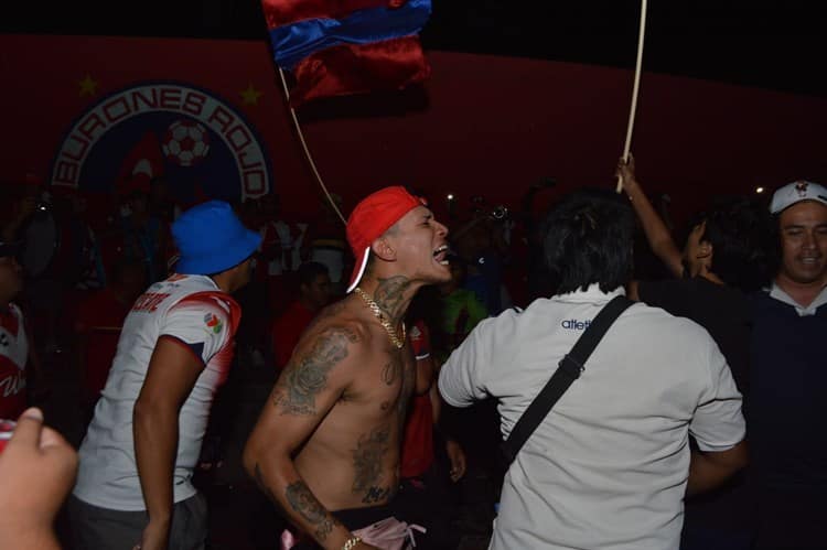 El Tibu no se olvida, aficionados celebran 80 años con banderazo (+Video)