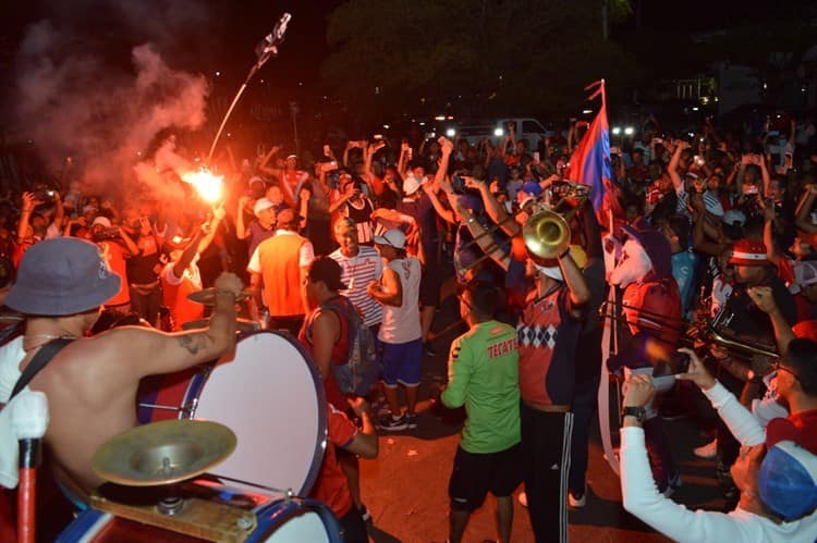 El Tibu no se olvida, aficionados celebran 80 años con banderazo (+Video)