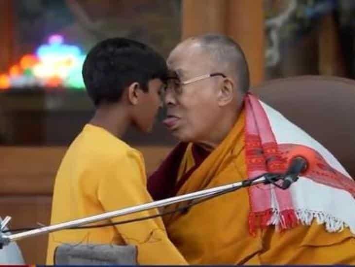 Dalai Lama se disculpa tras pedirle a un niño que le ‘chupara la lengua’