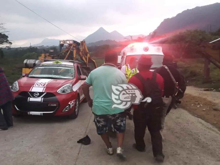Taxista de Orizaba atropella a campesino camino a La Sidra, en Atzacan