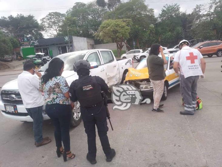 Accidente en bulevar Tratados de Córdoba deja 2 lesionados, daños materiales y movilización policial