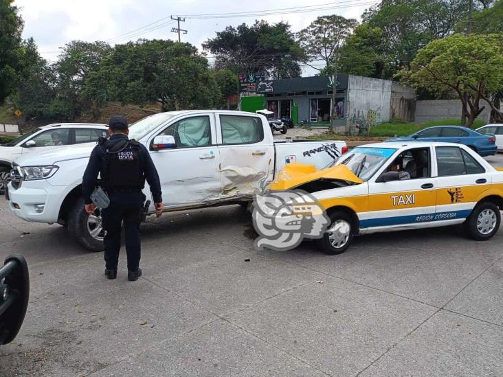 Accidente en bulevar de Córdoba deja 2 lesionados y daños materiales
