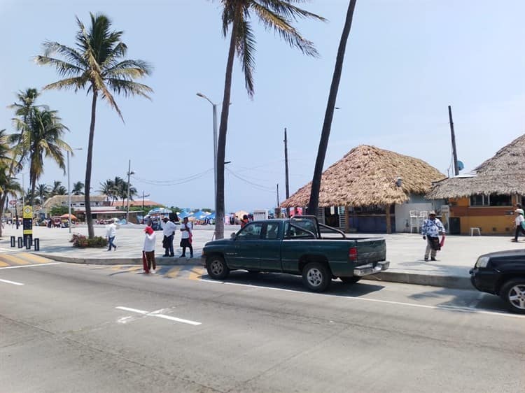 Denuncian cobros excesivos de “franeleros” en zonas de playas de Veracruz