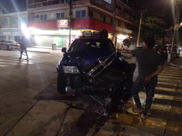 Turistas desconocen la preferencia y chocan con automóvil en calles de Veracruz(+Video)