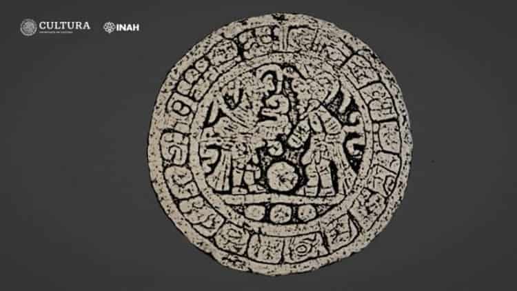 Hallan en Chichén Itzá disco con jeroglíficos mayas con más de mil años de antigüedad