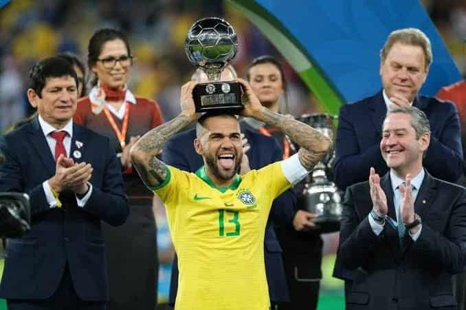 ¡No es broma! Dani Alves podría levantar un título oficial en la cárcel