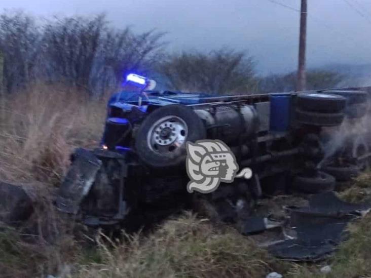 Volcadura de torton en Balastrera, Nogales genera movilización policial