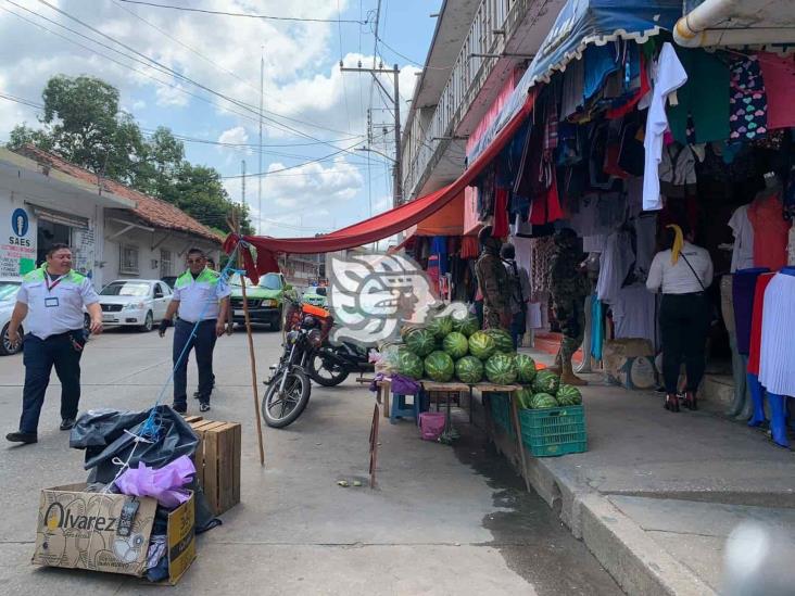 Con operativo, liberan calles y banquetas en Acayucan (+Video)