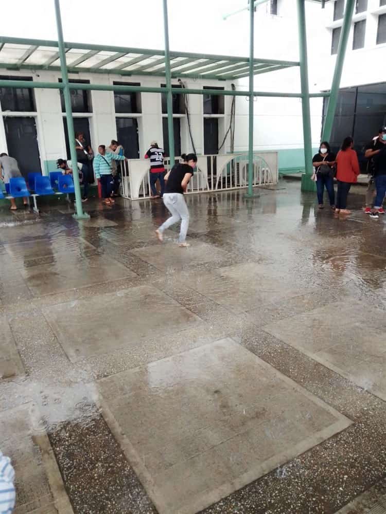 ¡Claman reparación! se filtra lluvia en domo del Hospital IMSS Bienestar de Coatzacoalcos