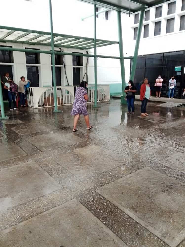 ¡Claman reparación! se filtra lluvia en domo del Hospital IMSS Bienestar de Coatzacoalcos