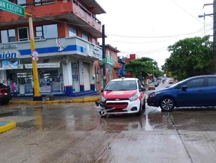 Semáforos inservibles habrían ocasionado choque en la avenida Independencia, en Coatza
