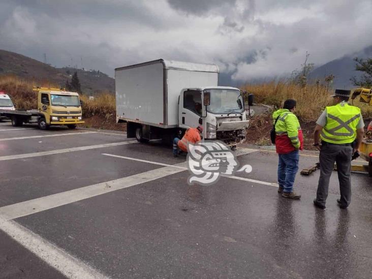 Vuelca camión de carga en la Orizaba-Puebla