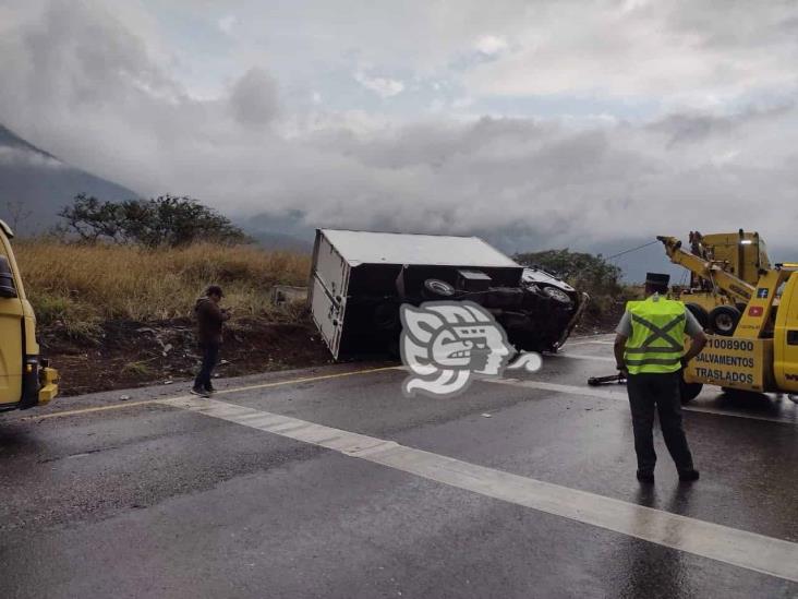 Vuelca camión de carga en la Orizaba-Puebla