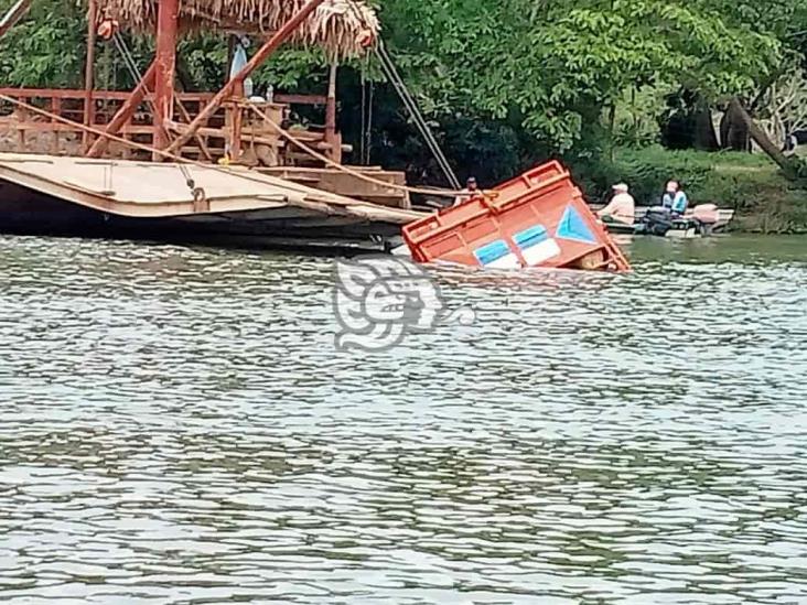 Camioneta cae al río Uxpanapa en área rural de Minatitlán