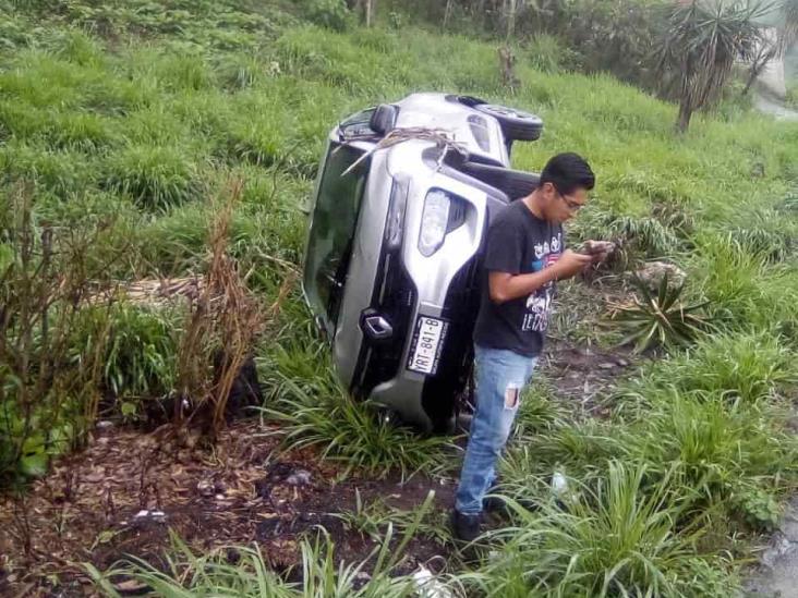 Vuelca un auto en la carretera Trancas-Coatepec