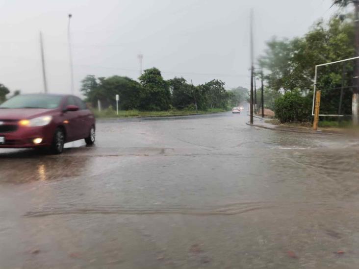 Lluvia causó encharcamientos en calles de Nanchital