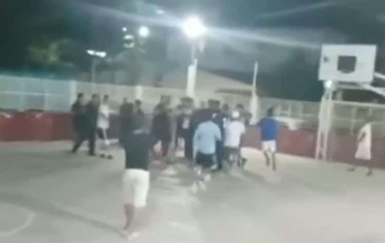 Equipos de futbol se agarran a golpes en Veracruz, ¡Uno está integrado por policías!