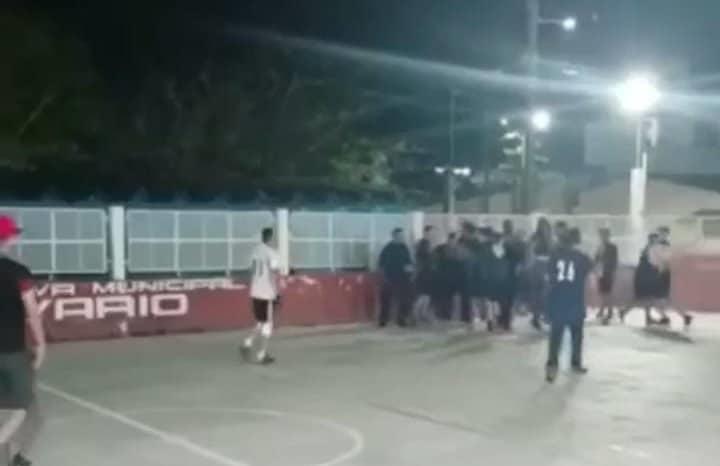Equipos de futbol se agarran a golpes en Veracruz, ¡Uno está integrado por policías!