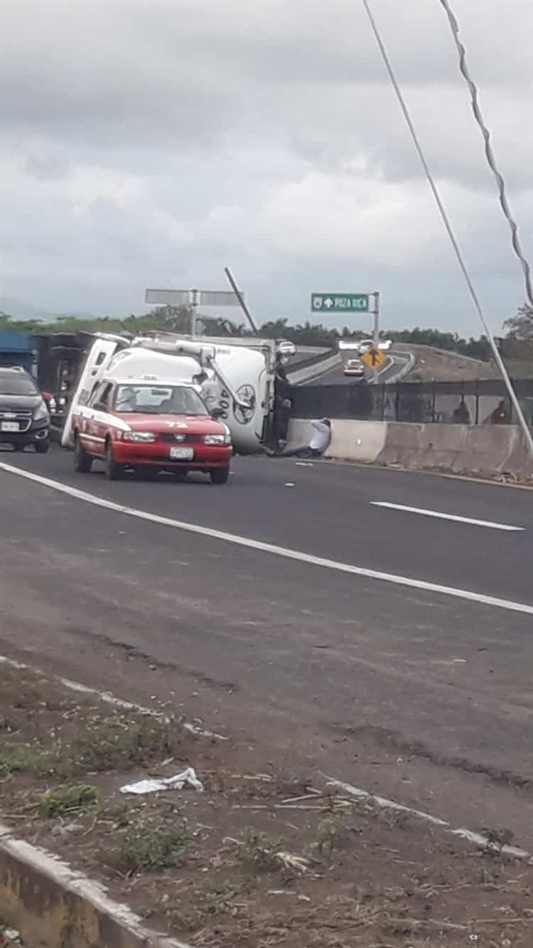 Vuelca tráiler con pollos en Cardel; viajaba hacia Veracruz