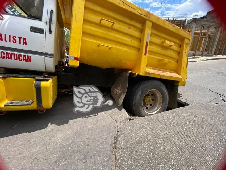 Volteo termina en socavón dejado por CAEV en Acayucan