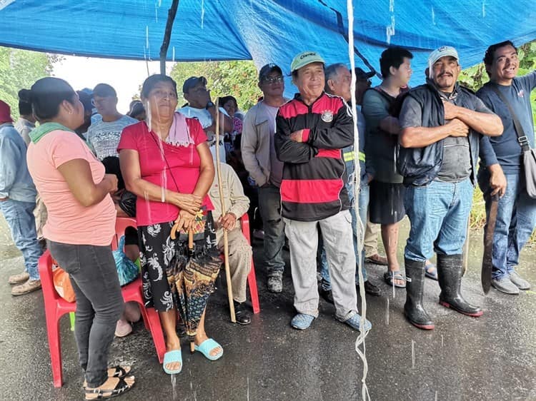 Comunidades bloquean el tramo Nanchital- Villa del Espíritu Santo