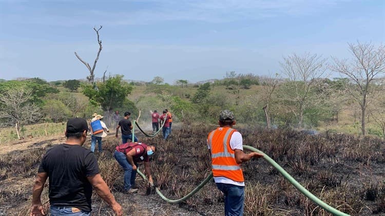 ¡Evitan tragedia! Incendio pone en riesgo estación de Pemex en Medias Aguas (+video)