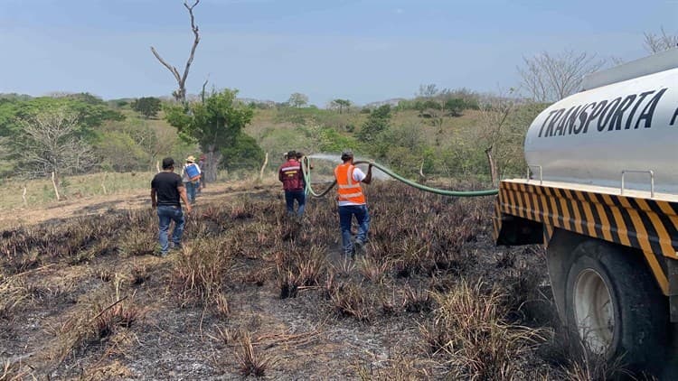¡Evitan tragedia! Incendio pone en riesgo estación de Pemex en Medias Aguas (+video)