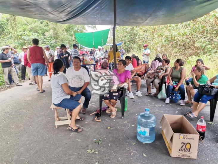 ¡Que autoridades se comprometan! más de 24 horas bloqueado el tramo Nanchital-Villa del Espíritu Santo