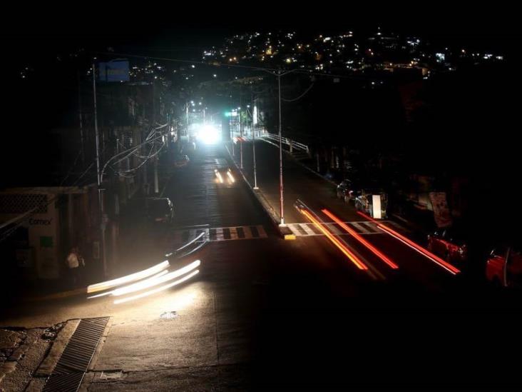 Por falta de luz, vecinos bloquean avenida JB Lobos en Veracruz; piden frenar apagones