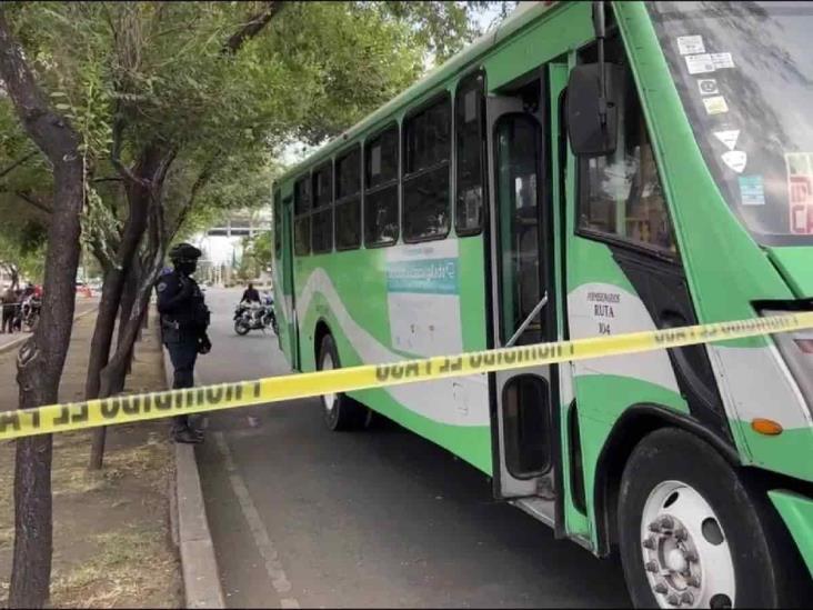 Muere mujer atropellada tras caer de camión urbano en la CDMX