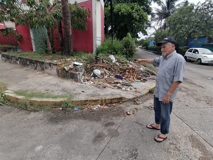 Usan como basurero esquina de unidad de PC y Bomberos en Coatzacoalcos