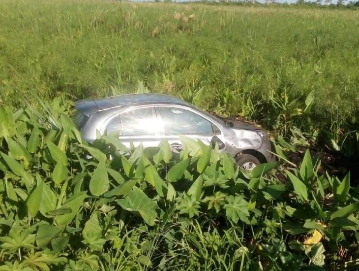 ¡Se fue al pantano!: porteño se sale de la carretera en Las Matas