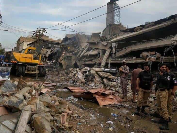 Se incendia fábrica textil en Pakistán; mueren 4 bomberos