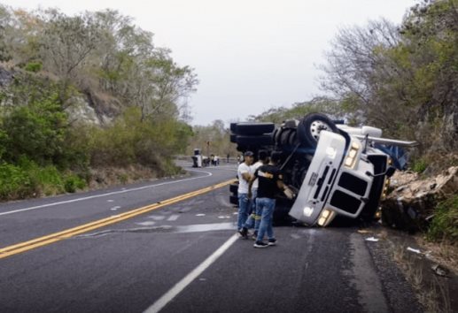 Choque y volcadura en Plan del Río deja tres lesionados