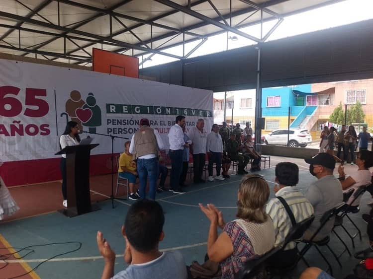 Entregan tarjetas para adultos mayores del programa Bienestar en Veracruz