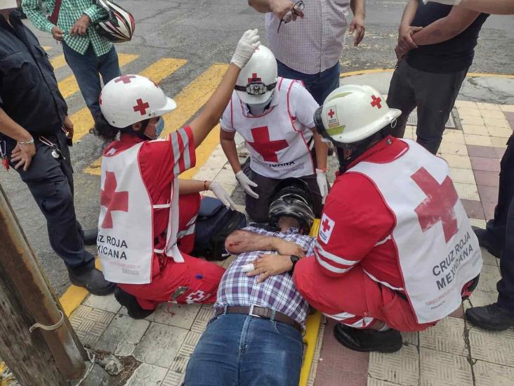 Motociclista derrapa en avenida 20 de Noviembre para evitar choque, en Veracruz Puerto