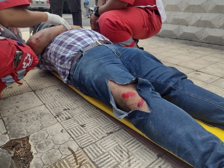Motociclista derrapa en avenida 20 de Noviembre para evitar choque, en Veracruz Puerto