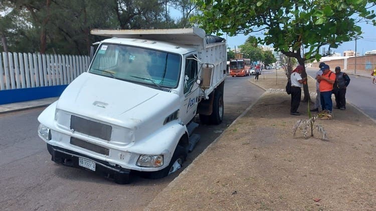 ¡Al hoyo! Volteo del Ayuntamiento de Boca del Río cae en socavón