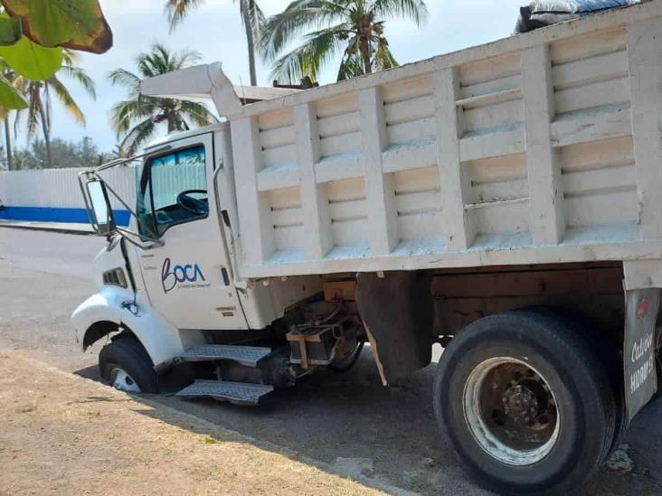 ¡Al hoyo! Volteo del Ayuntamiento de Boca del Río cae en socavón