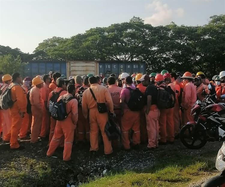Sin pago y sin esperanza, trabajadores mantienen bloqueo en planta en sur de Veracruz