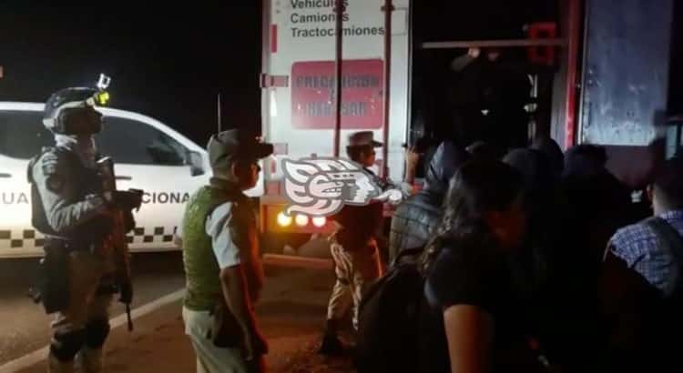 Abandonan a más de 200 migrantes en una caja de táiler al sur de Veracruz