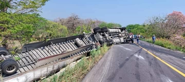 Chocan tráiler y camionetas en Alto Lucero; hay un muerto y 17 heridos